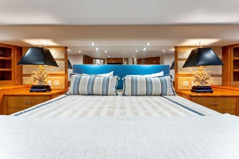No Name 19 19_2795305_2008_hatteras_68_convertible_master_stateroom