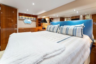 No Name 20 20_2795305_2008_hatteras_68_convertible_master_stateroom