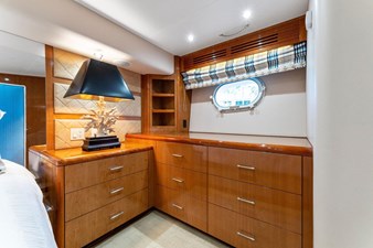 No Name 21 21_2795305_2008_hatteras_68_convertible_master_stateroom