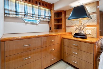 No Name 22 22_2795305_2008_hatteras_68_convertible_master_stateroom