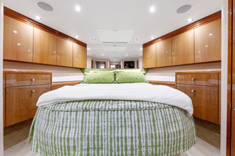 No Name 28 28_2795305_2008_hatteras_68_convertible_forward_vip_stateroom
