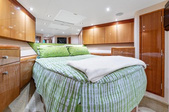 No Name 29 29_2795305_2008_hatteras_68_convertible_forward_vip_stateroom