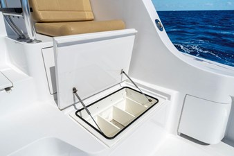 No Name 69 69_2795305_2008_hatteras_68_convertible_cockpit