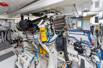 No Name 74 74_2795305_2008_hatteras_68_convertible_engine_room
