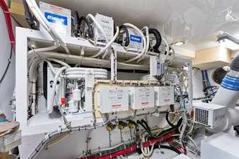 No Name 75 75_2795305_2008_hatteras_68_convertible_engine_room