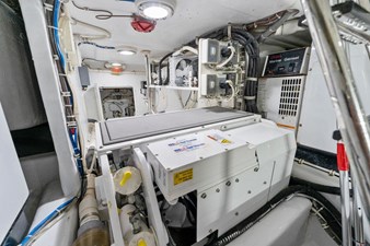 No Name 80 80_2795305_2008_hatteras_68_convertible_engine_room