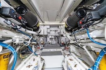 No Name 81 81_2795305_2008_hatteras_68_convertible_engine_room
