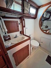 NEW HORIZONS 20 Aft Head, Looking Outboard