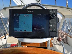 NEW HORIZONS 32 Chartplotter at Helm