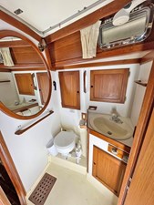 NEW HORIZONS 24 Forward Head, Looking Aft