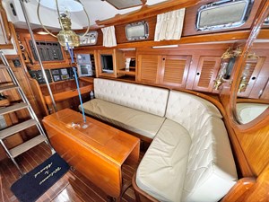 NEW HORIZONS 7 Salon Port, Looking Aft to Nav