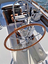 NEW HORIZONS 31 Teak Wheel and Helm Pedestal