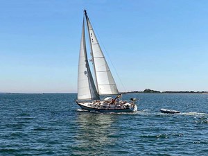 NEW HORIZONS 54 Underway in Buzzards Bay