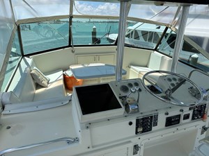 REEL FISH 18 Flybridge forward seating area  