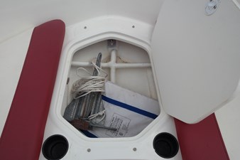 BAYLINER ELEMENT XL  14 16anchor compartment