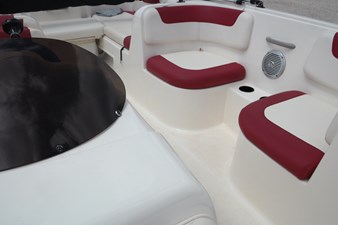 BAYLINER ELEMENT XL  17 19seating and speaker