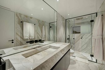 LEGASEA 28 BATHROOM PORT AFT VIP