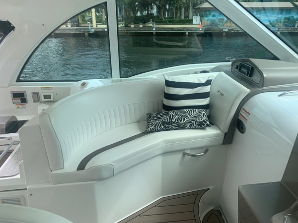 10.1_2011 42ft Cruisers Yachts 420 Sports Coupe