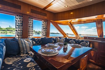 MOONSHOT 10 Dinette