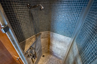 MOONSHOT 23 Fwd Shower