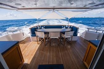 MOONSHOT 33 Aft Deck