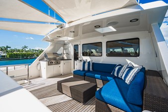 MOONSHOT 38 Sitting Area Flybridge