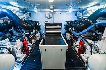 MOONSHOT 43 Engine Room