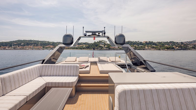 ST-BARTH II Fly Bridge