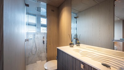 ST-BARTH II 8 ST-BARTH II Guest Cabin Bathroom