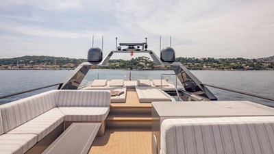 ST-BARTH II 12 ST-BARTH II Fly Bridge