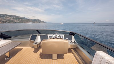 ST-BARTH II 13 ST-BARTH II Fly Bridge Helm Station