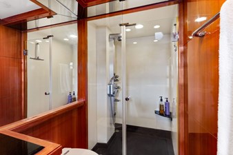 SEA GRACE 16 OwnersStateroom Head