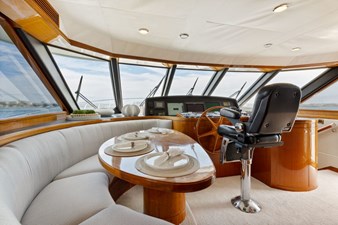 SEA GRACE 27 Helm Dining