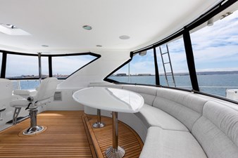 SEA GRACE 32 Flybridge Seating