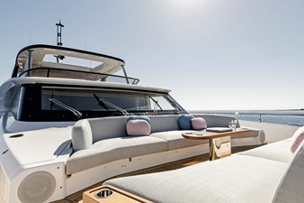 AZIMUT GRANDE 26 M 5 G26M-Bow-Lounge_Low-res