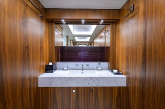 COOL CHANGE 29 Forward Stateroom Head