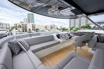 COOL CHANGE 47 Flybridge Helm