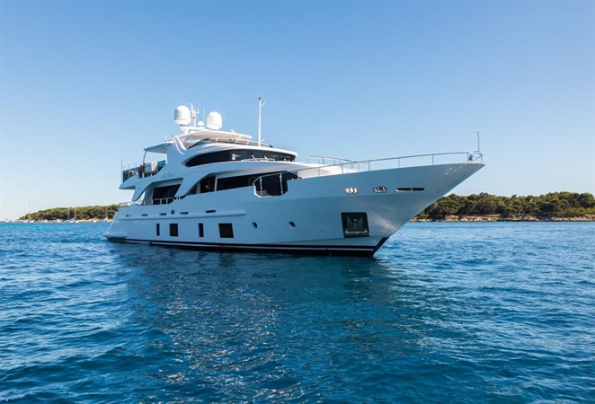 Benetti Delfino 93 2014