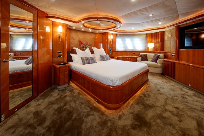 M/Y LADY YOUSRA SUNSEEKER 82 Master Cabin