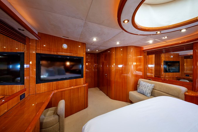 M/Y LADY YOUSRA SUNSEEKER 82 VIP Cabin