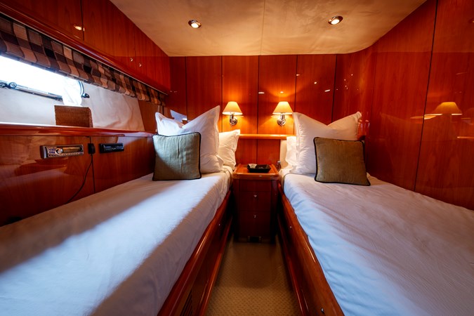 M/Y LADY YOUSRA SUNSEEKER 82 Twin Cabin