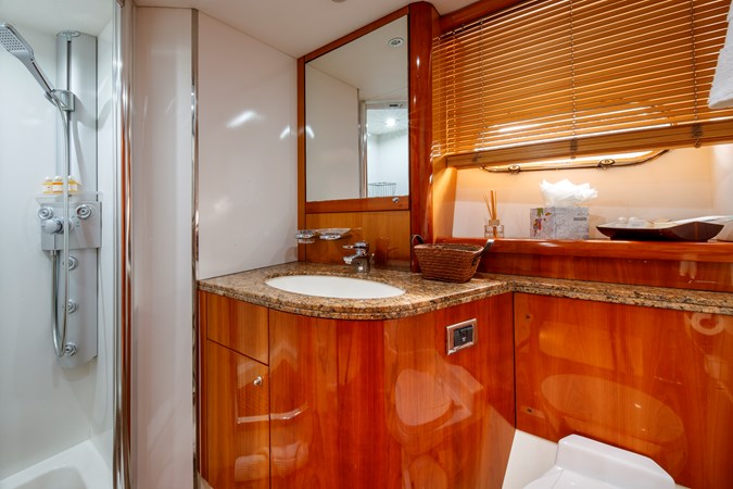M/Y LADY YOUSRA SUNSEEKER 82 Twin Cabin Ensuite