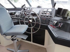 Bayliner 10 Flybridge Helm