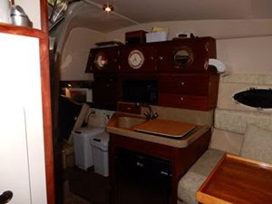 2003 Larson 274 Carbrio Express Cruiser 3 Galley