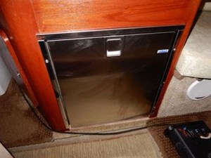 2003 Larson 274 Carbrio Express Cruiser 4 Galley Fridge