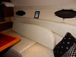 2003 Larson 274 Carbrio Express Cruiser 7 Salon Seating