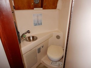 2003 Larson 274 Carbrio Express Cruiser 9 Head