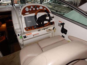 2003 Larson 274 Carbrio Express Cruiser 10 Helm