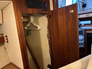 Uniflite 32 Sport Sedan - Forward Cabin Storage