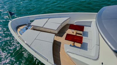 HARD 8  10 Sanlorenzo SX88 Foredeck